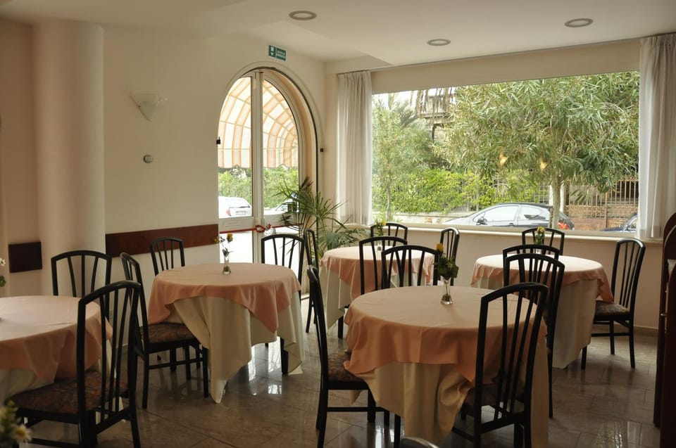 Restaurant/places to eat, Day, Lounge or bar