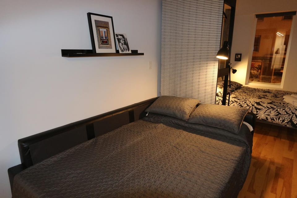 Bed, Seating area