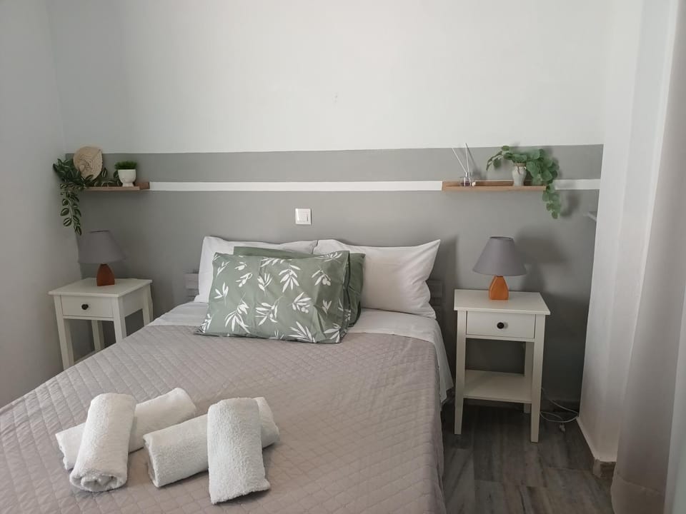 Athina's blue studios Apartment in Naousa