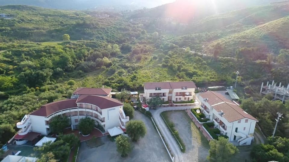 Bird's eye view, Text overlay