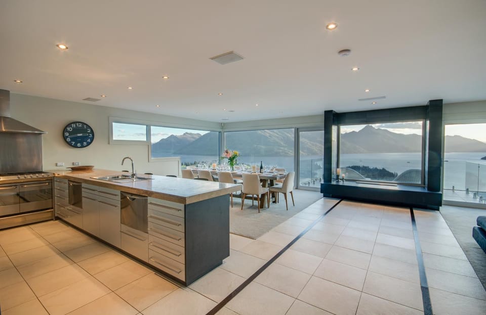 Natural landscape, Kitchen or kitchenette, Living room, Seating area, Dining area, Mountain view