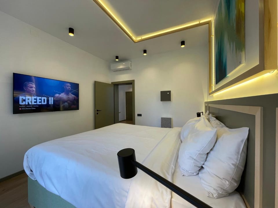 Bed, TV and multimedia, Bedroom