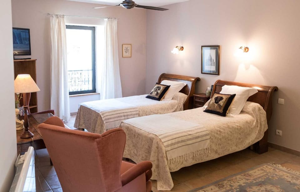 Bed, Bedroom, Street view, Quiet street view