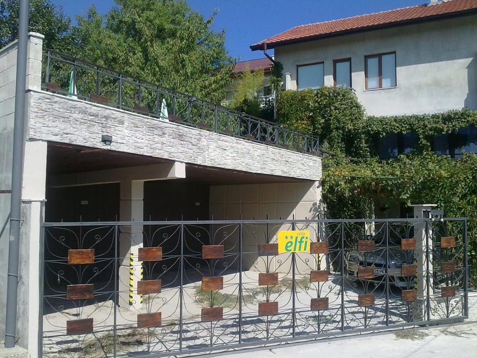 Facade/entrance