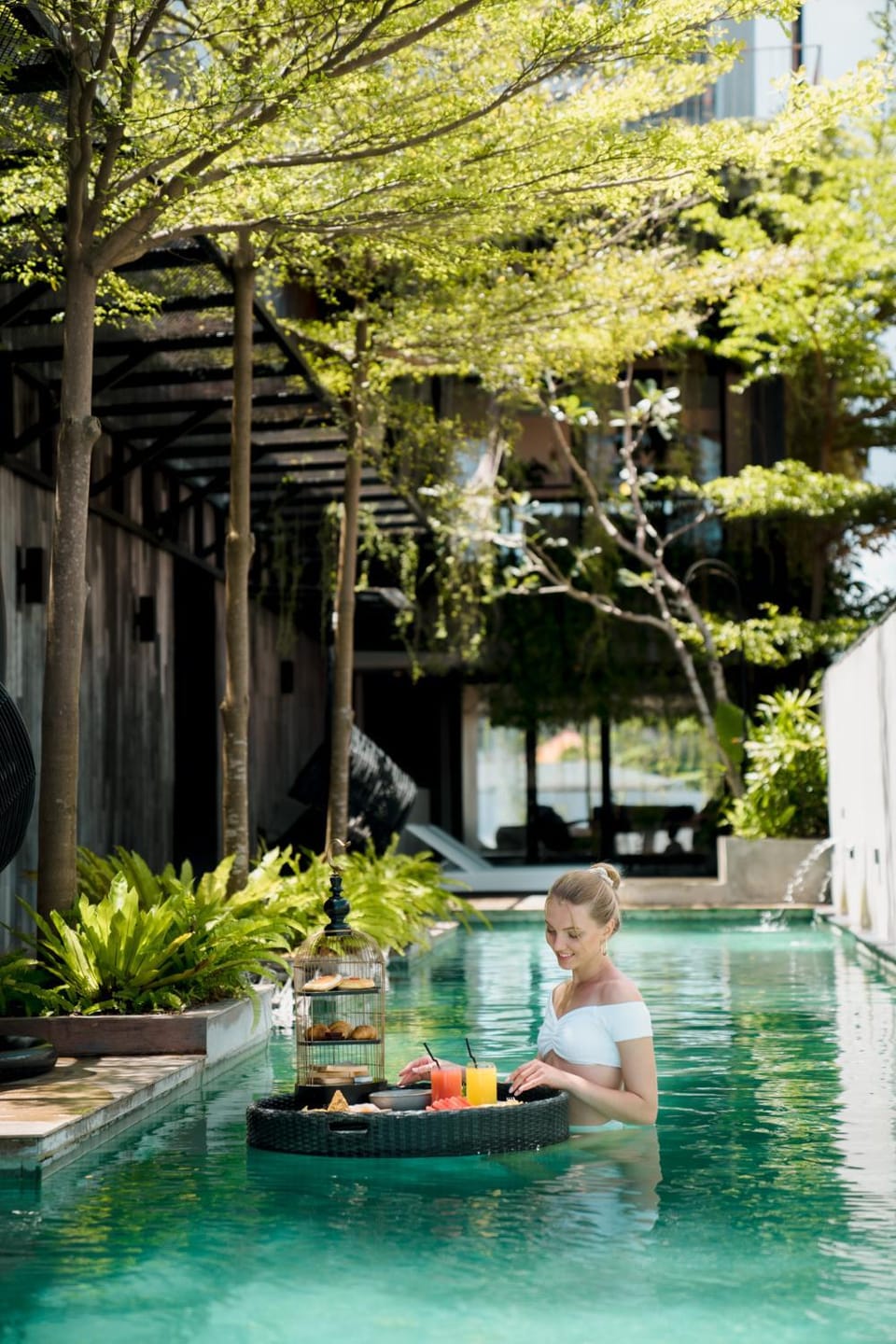 Swimming pool, Breakfast