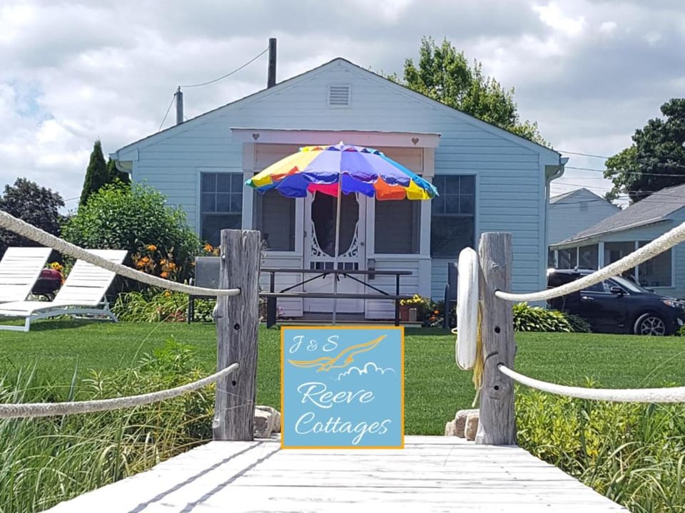 Premier Waterfront Cottage 3 House in Aquebogue