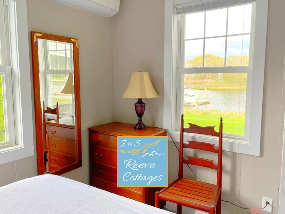Premier Waterfront Cottage 2 House in Aquebogue