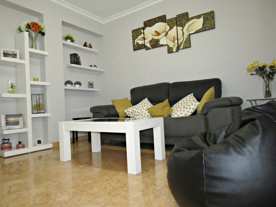 Communal lounge/ TV room, Lounge or bar, Seating area, Dining area