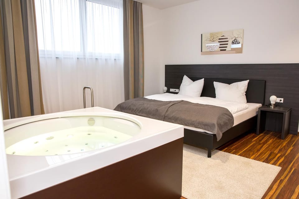 Hot Tub, Bedroom