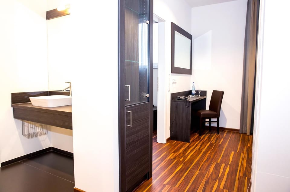 Shower, Living room, Seating area