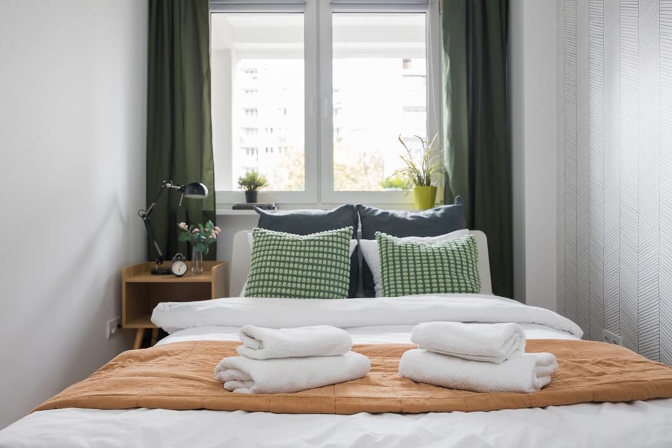 Bed, Bedroom, towels