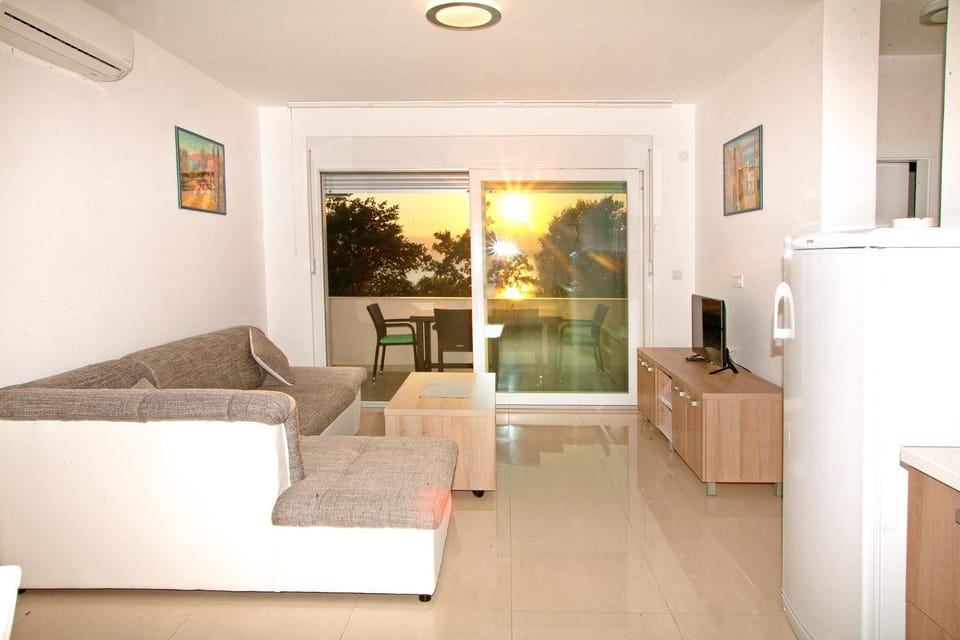 TV and multimedia, Living room, Seating area, air conditioner