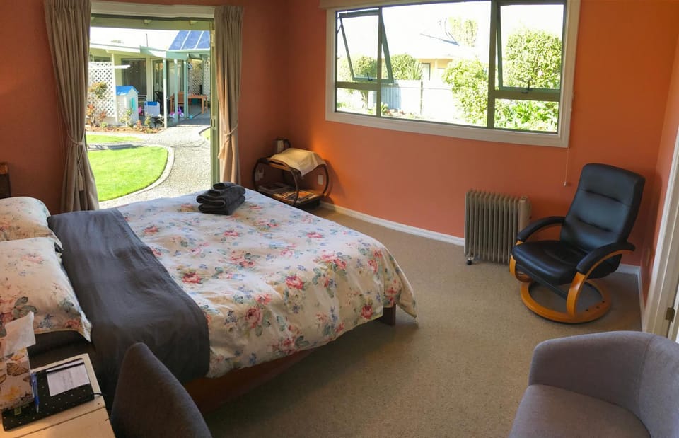 Cosy, Central Greytown Sleepout Apartment in Wellington Region
