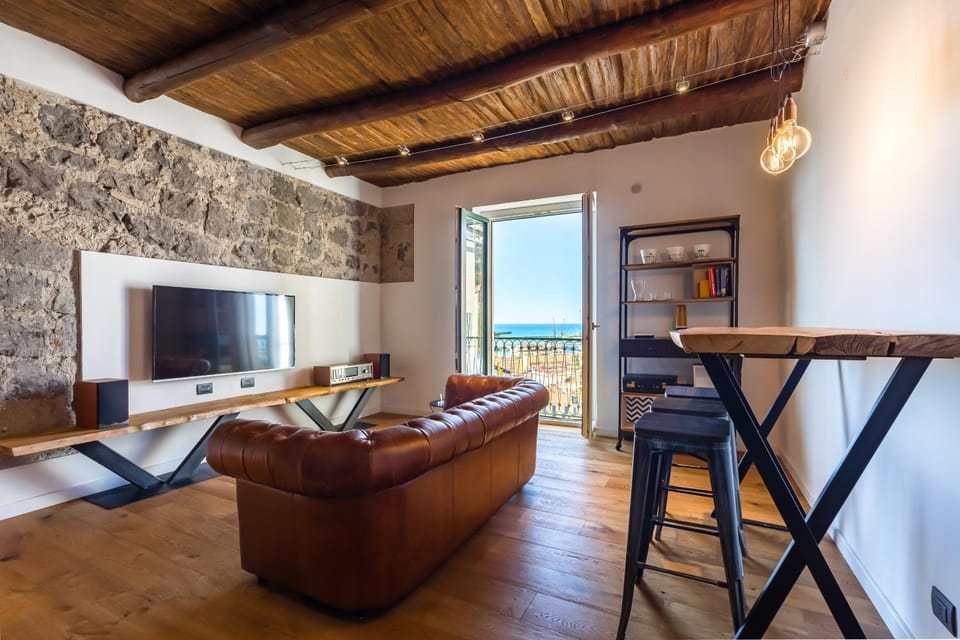 Communal lounge/ TV room, TV and multimedia, Living room, Seating area, Dining area