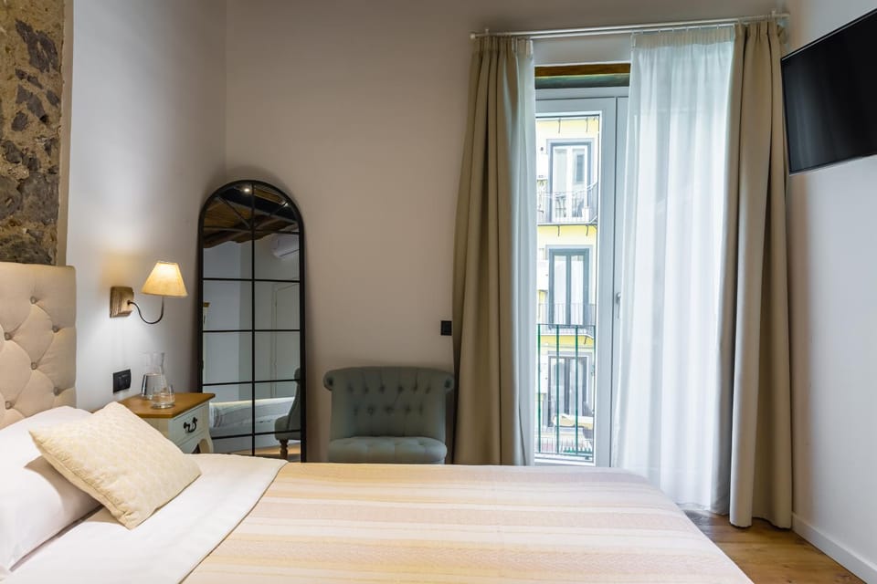Bed, TV and multimedia, Bedroom