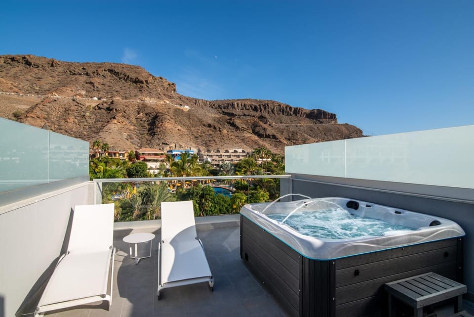 Hot Tub, View (from property/room), Balcony/Terrace, Mountain view, sunbed