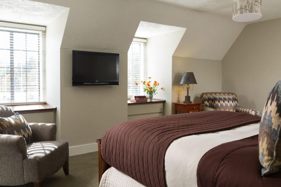 Bed, TV and multimedia, Seating area, Bedroom