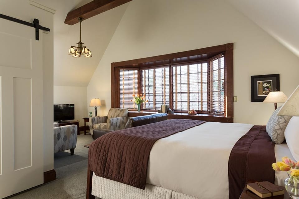 Bed, TV and multimedia, Seating area