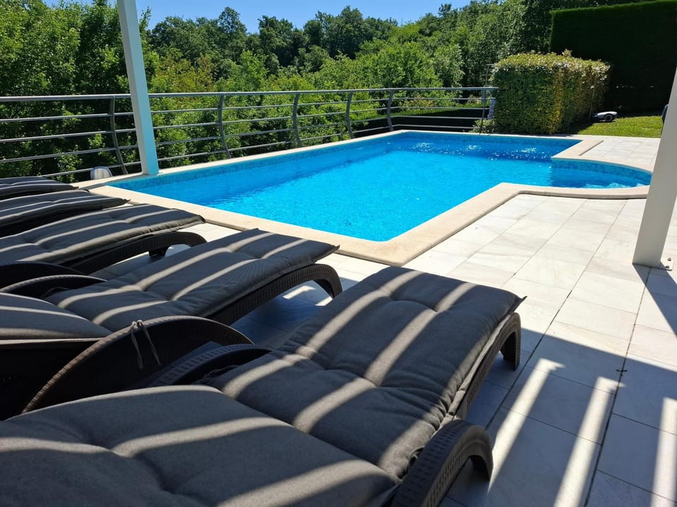Swimming pool, sunbed