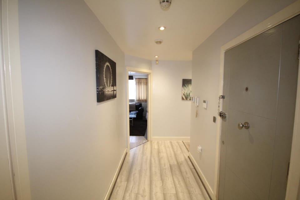 Holden Court Apartment - Apt 1 Apartment in Uxbridge