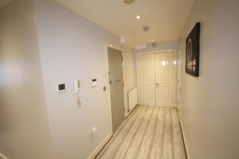 Holden Court Apartment - Apt 1 Apartment in Uxbridge