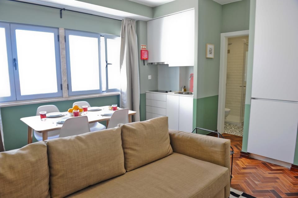 Prosecco Lifestyle in Lisbon by Misha's Place 4B Apartment in Lisbon