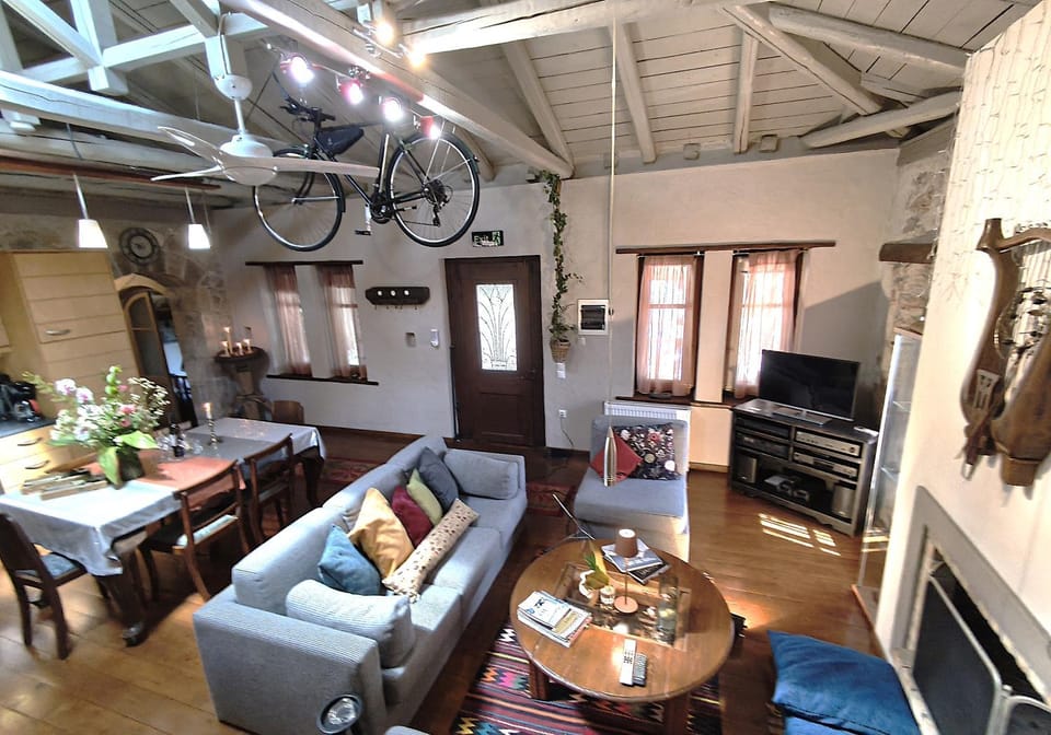 Living room, Seating area, Dining area, fireplace