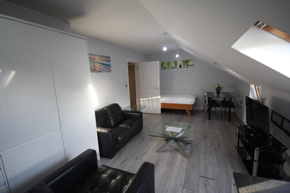 Communal lounge/ TV room, TV and multimedia, Living room, Seating area, Evening entertainment