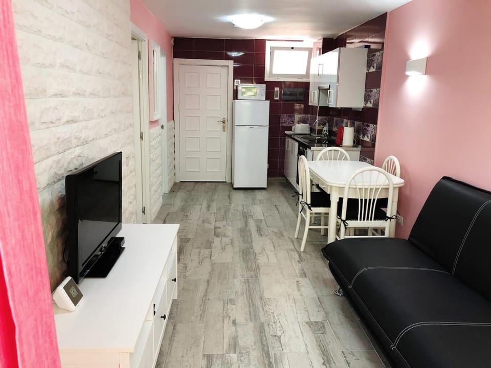 Communal lounge/ TV room, TV and multimedia, Kitchen or kitchenette, Living room, Seating area, Dining area