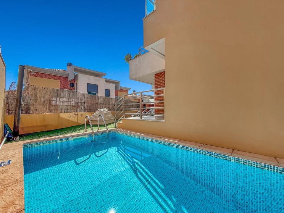 Property building, Day, Pool view, Swimming pool, Swimming pool, sunbed