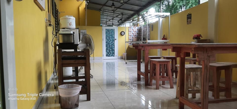 Restaurant/places to eat, Seating area, Dining area