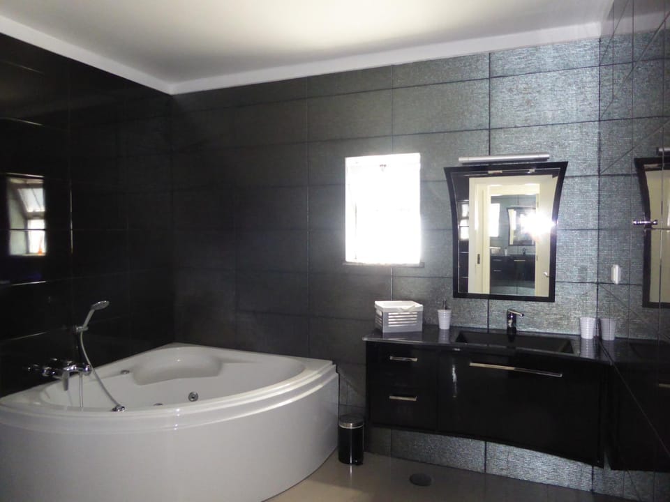 Hot Tub, Bathroom