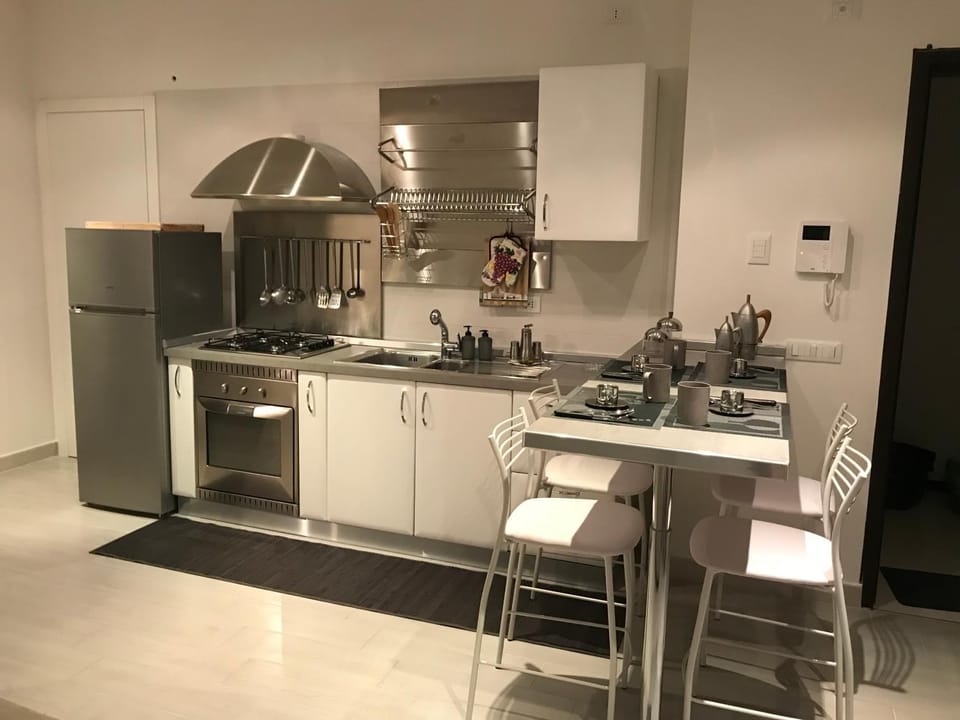 Property building, Kitchen or kitchenette, Dining area, minibar