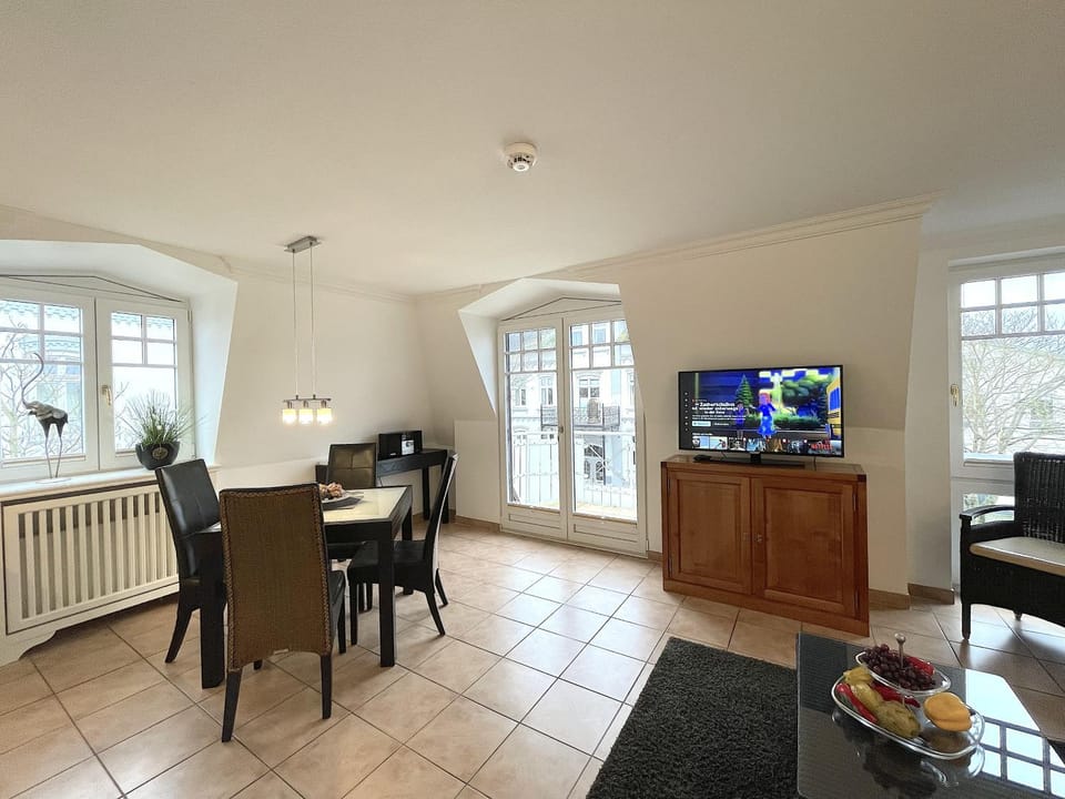TV and multimedia, Living room, Seating area, Dining area