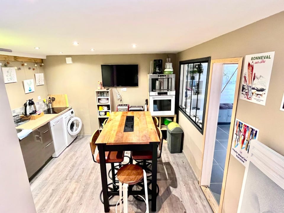 TV and multimedia, Kitchen or kitchenette, Dining area, stove, washing machine