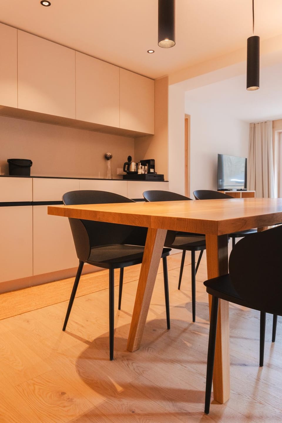 Kitchen or kitchenette, Dining area