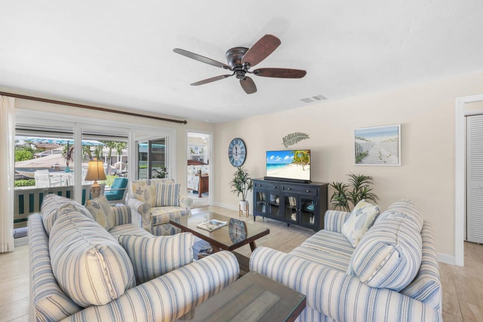 Inviting waterfront home with western exposure House in Marco Island