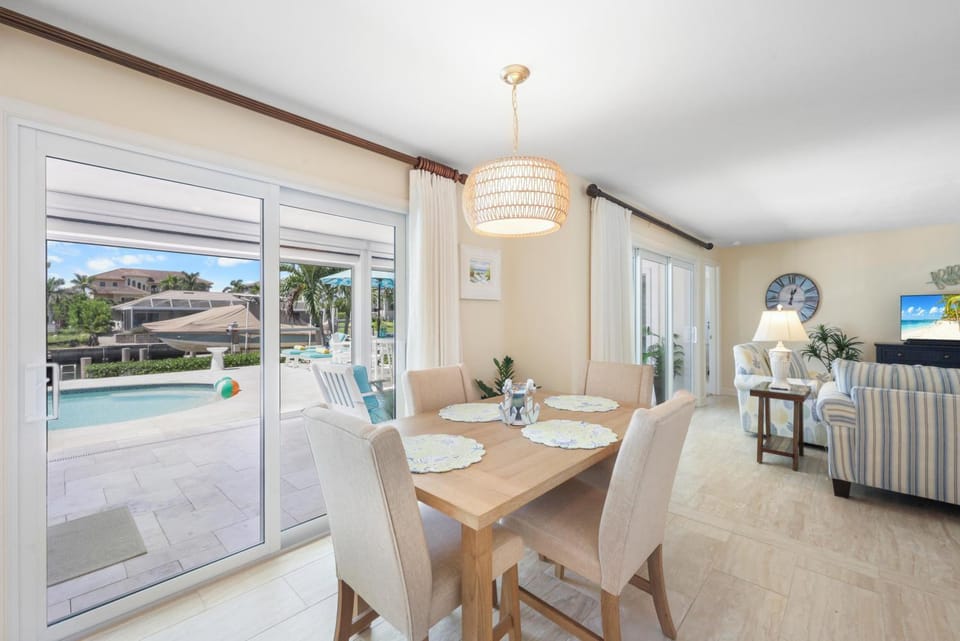 Inviting waterfront home with western exposure House in Marco Island
