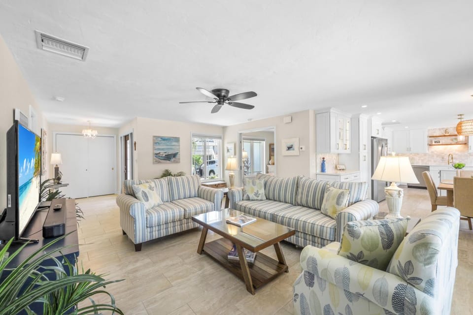 Inviting waterfront home with western exposure House in Marco Island