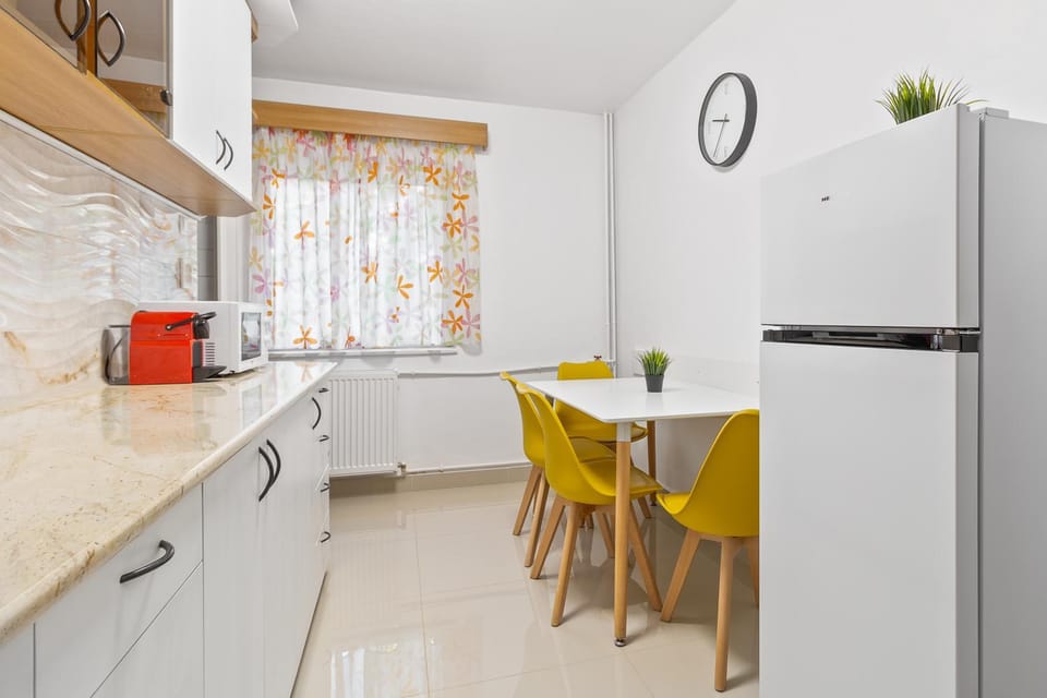 Coffee/tea facilities, Kitchen or kitchenette, Dining area, minibar