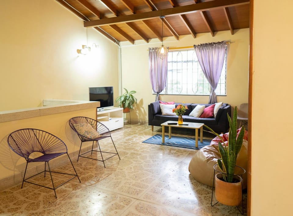 Buntes House-Casa Hotel Laureles-Estadio Bed and Breakfast in Medellin