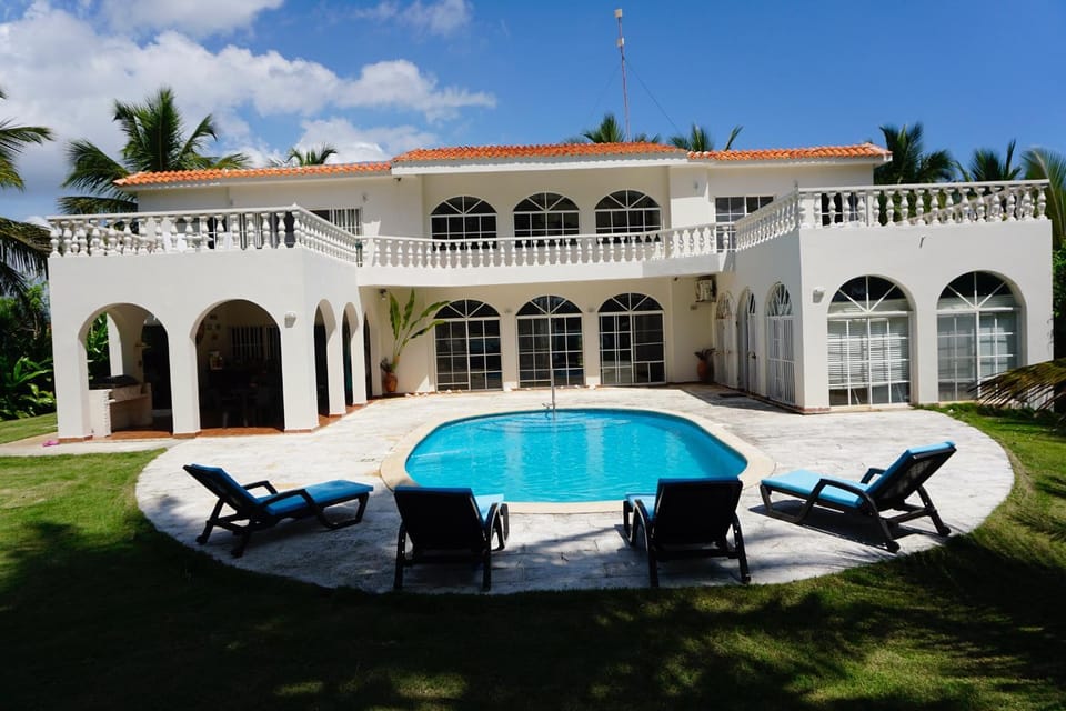 Property building, Patio, Swimming pool, Swimming pool