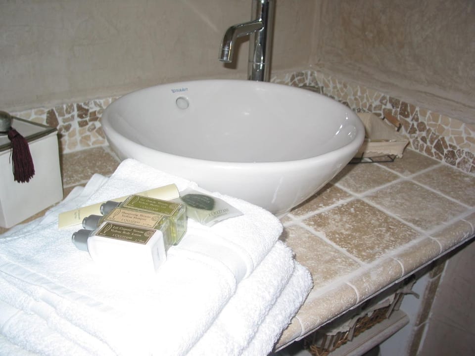 Bathroom, Decorative detail, towels