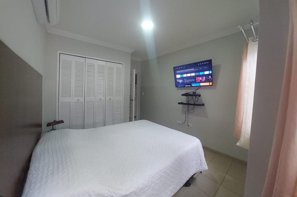 PEQUEÑO y ACOGEDOR DEPARTAMENTO CON GARAJE y recibe PEQUEÑOS PELUDITOS Apartment in Santa Cruz de la Sierra
