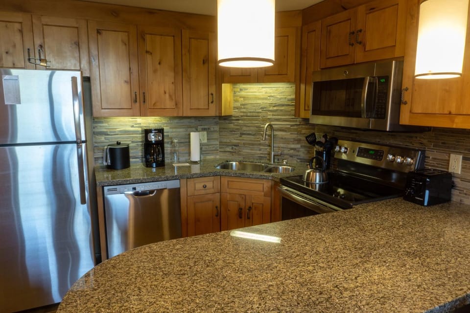 Studio Steps to Red Pine Gondola & Canyons Village Save 20% on 7 Nights! Apartment in Wasatch County