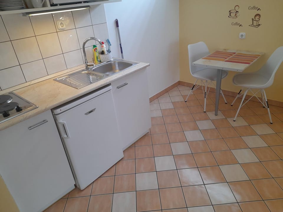 Kitchen or kitchenette, Dining area, stove