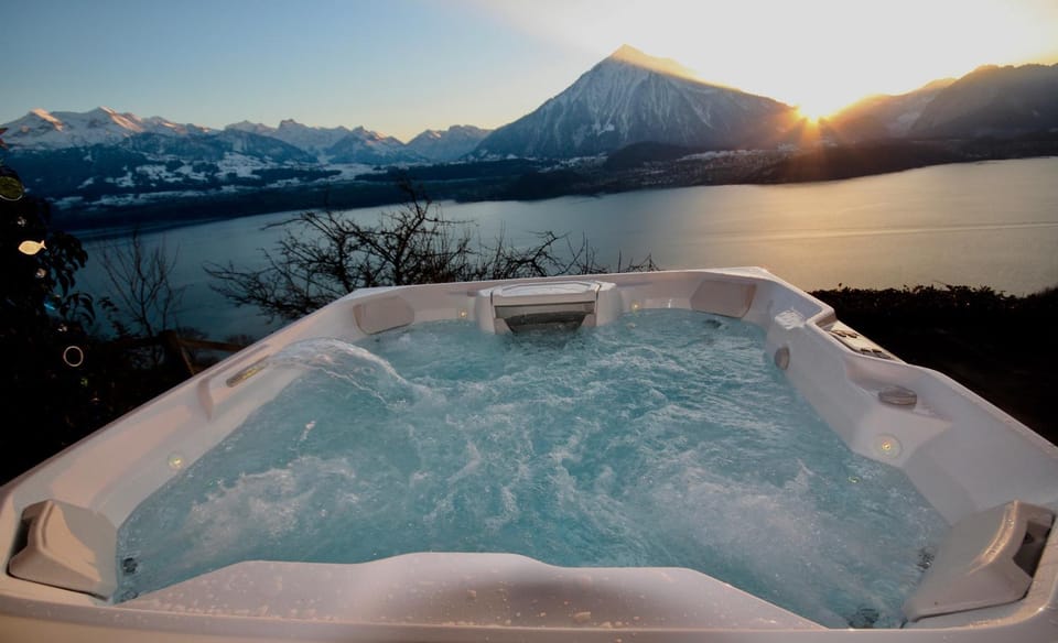 Nearby landmark, Hot Tub, Hot Tub, Lake view, Mountain view, Sunset