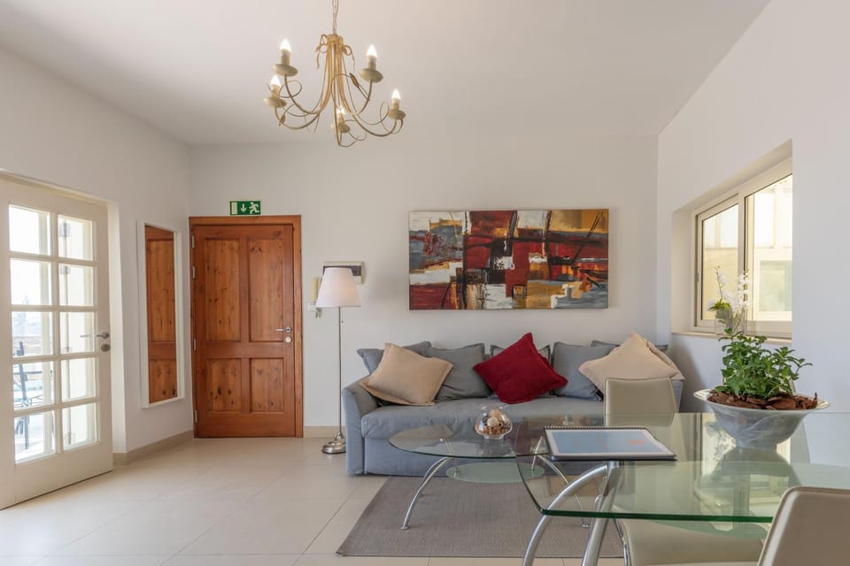 Bed, Living room, Seating area, Dining area