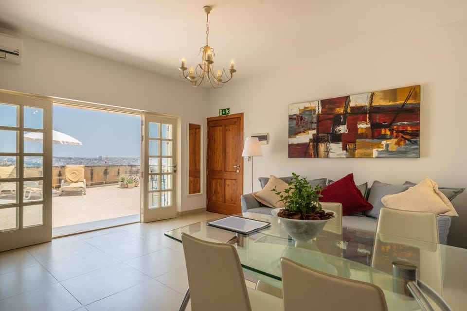 Balcony/Terrace, Living room, Seating area, Dining area, City view, Landmark view, Sea view, Street view