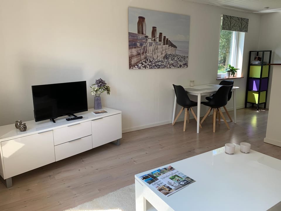 Communal lounge/ TV room, Living room, Dining area